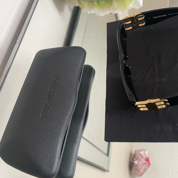 Balenciaga SUNGLASSES IN BLACK - Picture 3 of 10